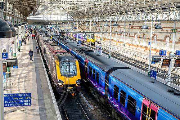 Platforms at Manchester Piccadilly 30092016 - DSF4112