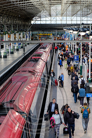 Passengers at Manchester Piccadilly 30092016 - DSF4107