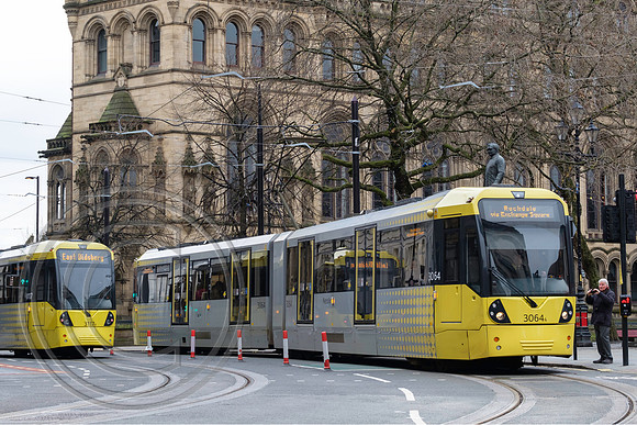 5850 - 3064 and 3117 pass outside Manchester Town Hall 26022017