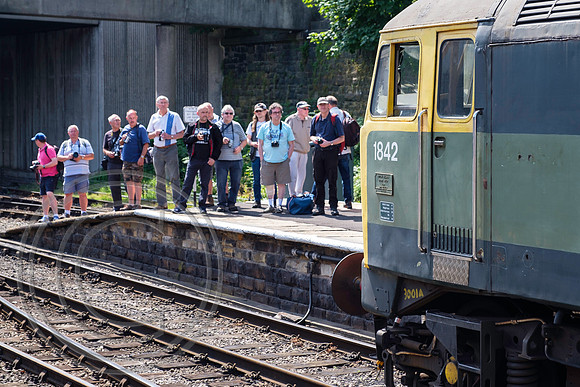 Platform end photographers and 1842 Bury Bolton St 08072017 - DSCF9002