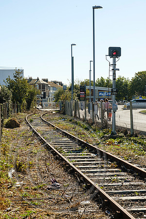Signal DR205 + track approaching Jubilee Cl crossing looking south Weymouth Harbour Tramway 27092020 - DSCF6359