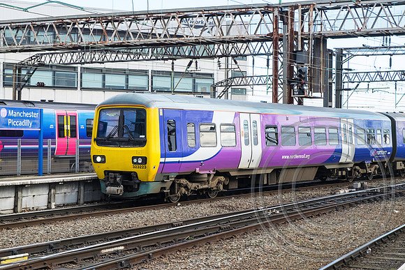 323223 2H23 Manchester Piccadilly 25112015