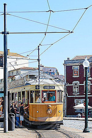Boarding the tram at Infante Porto 09092026 - DSCF3293