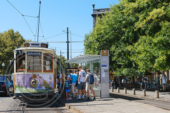 Boarding the tram at Infante Porto 09092026 - DSCF3295