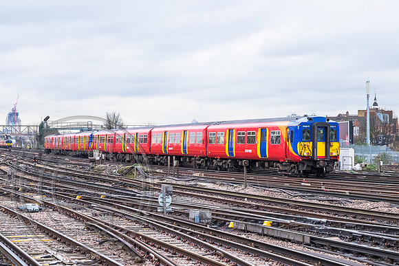 455851 2M24 Clapham Junction 10022016