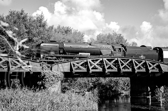 34045 1Z96 Christchurch 01092004 B&W - DSC_0004