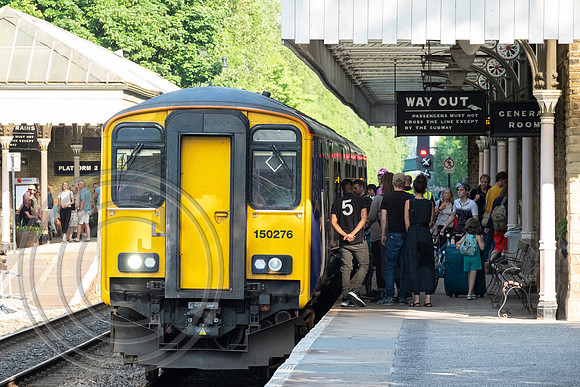 Passengers at Hebden Bridge 28052018 - DSCF4374