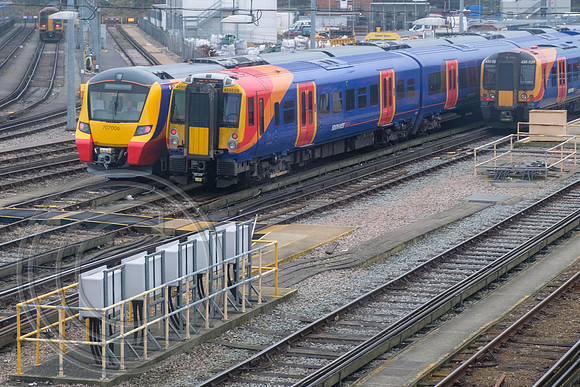 5483 - Classes 450, 458 & 707 in Clapham Yard 15022017
