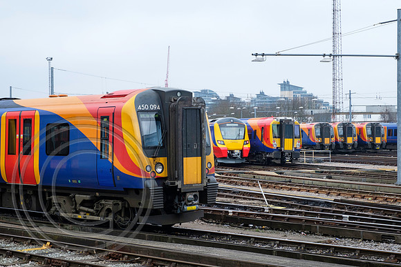 5496 - Classes 450, 458 & 707 in Clapham Yard 15022017