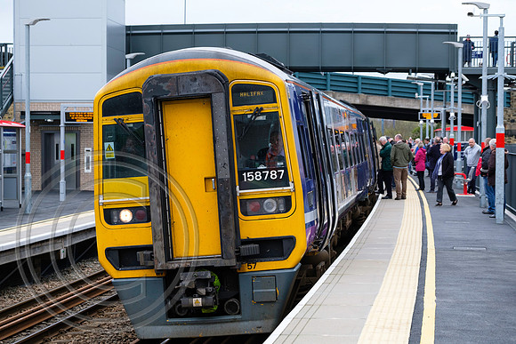 Passengers for the first Northern train at Low Moor 02042017 - DSCF6876