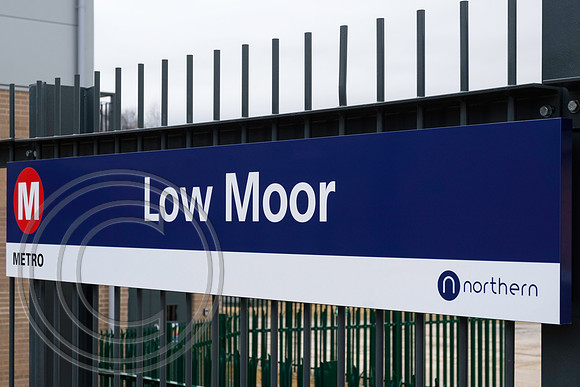 Station sign Low Moor 02042017 - DSCF6881