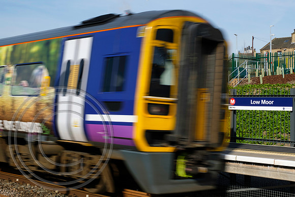 Passing train at Low Moor 03042017 - DSCF6973