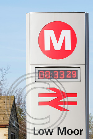 Station sign Low Moor 03042017 - DSCF6926