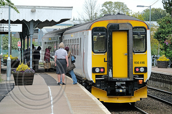 Passengers at Hoveton and Wroxham 04052017 - DSCF7466