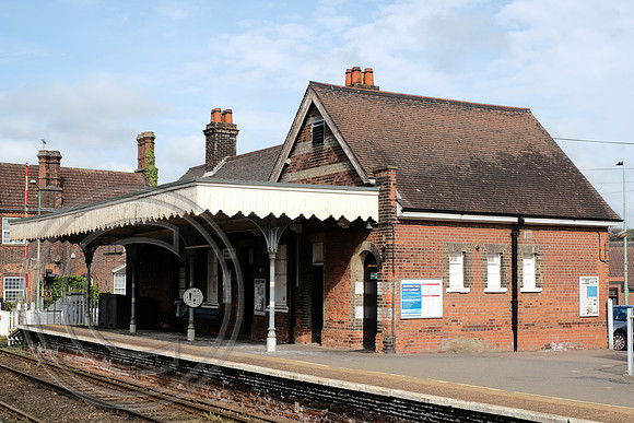Oulton Broad North Station building 04052017 - DSCF7409