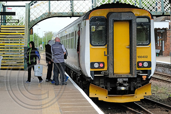 Passengers at Reedham 04052017 - DSCF7503