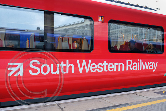 707004 SWR branding London Waterloo 05092017 - DSCF0016