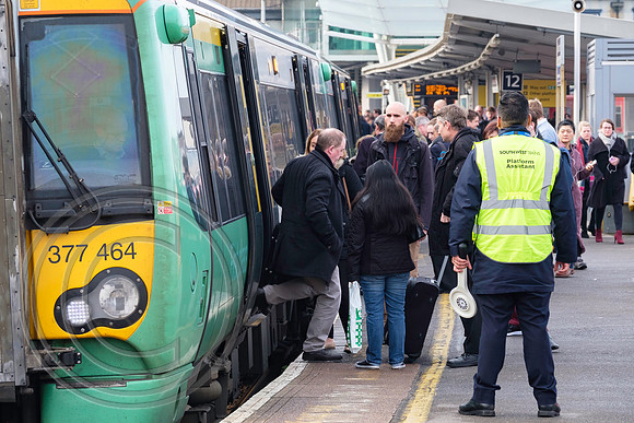 5645 - platform train interface Clapham Jn 17022017