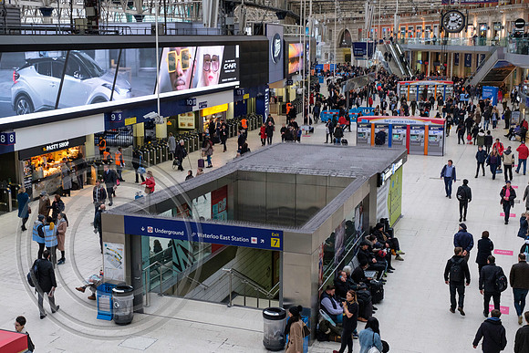 5507 - station concourse London Waterloo 16022017
