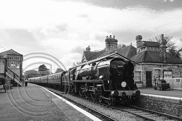 34028 2N04 Corfe Castle 05052022 B&W - DSCF4168