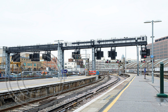 New signal gantry London Waterloo 27062017 - DSCF8629