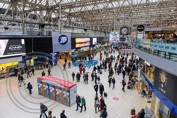 5505 - station concourse London Waterloo 16022017