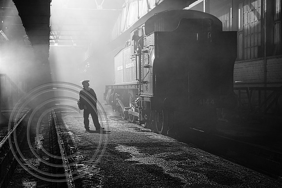 End of the shift Didcot Railway Centre 18112017 - DSCF0876 B&W + T