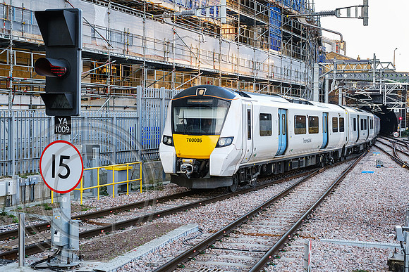 700005 2R37 London Kings Cross 10122022 - DSCF0013
