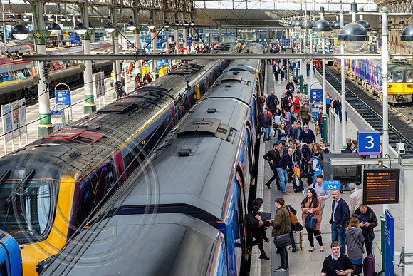 Passengers at Manchester Piccadilly 30092016 - DSF4109