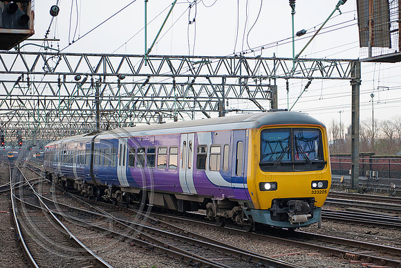323225 2H15 Manchester Piccadilly 01042016