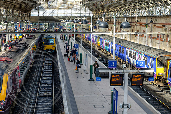 Passengers at Manchester Piccadilly 30092016 - DSF4103