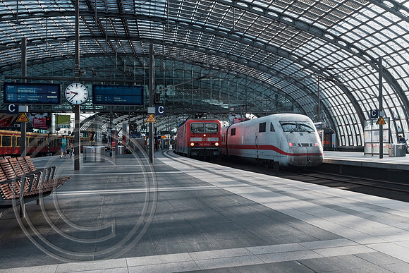 143 306-9 + ICE Berlin Hbf 20092018 - DSCF1085