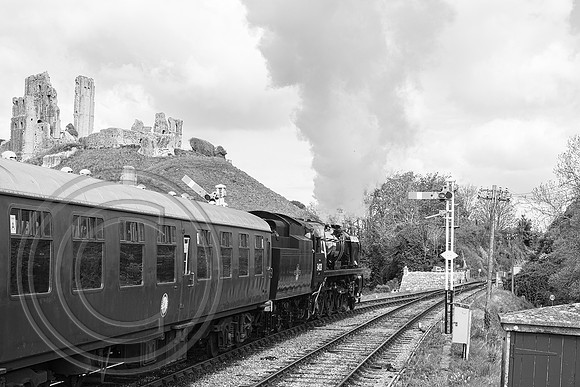 34028 2N04 Corfe Castle 05052022 B&W - DSCF4175