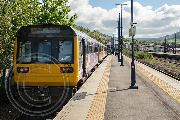 142042+142028 2W46 Stalybridge 04052019 - DSCF2627