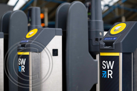 SWR branded gate line London Waterloo 04092017 - DSCF9869