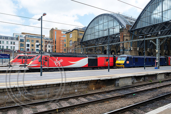 Classes 43, 90 and 91 line up at London Kings Cross 22062017 - DSCF8493