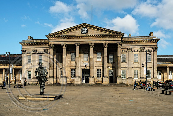 Station entrance Huddersfield 04052019 - DSCF2612