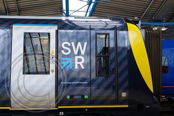 444040 SWR branding London Waterloo 04092017 - DSCF9960