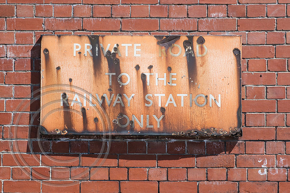 Private road to the station sign Mirfield 24052019 - DSCF3083