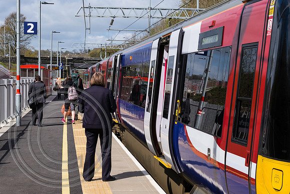 Passengers off 2P40 Apperley Bridge 22042016