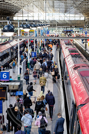 Passengers at Manchester Piccadilly 30092016 - DSF4108