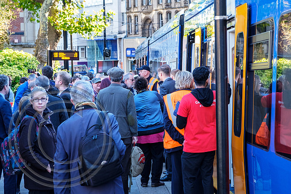 Passengers at Cathedral boarding the first public Tram Train 25102018 - DSCF7090